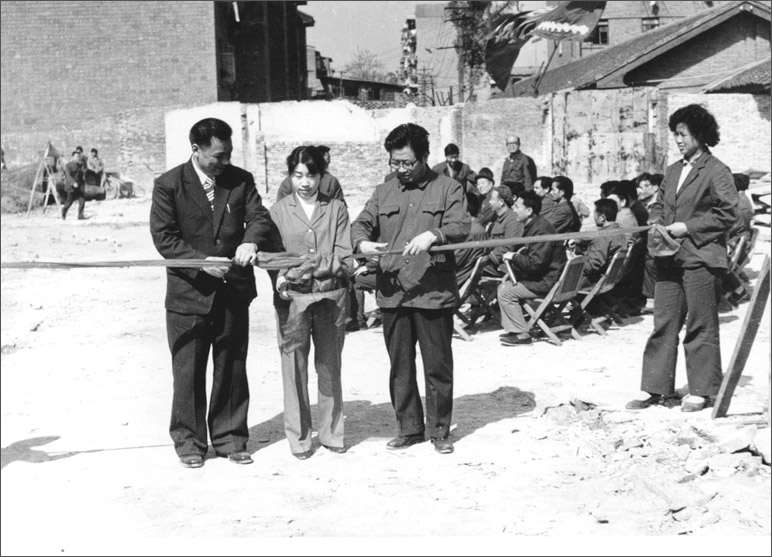 1986年，長虹彩電工程奠基，這樣的剪彩儀式，剪出了中國最大的彩電生產(chǎn)基地之一