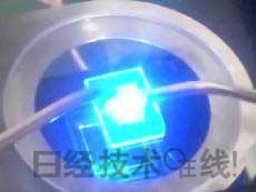  發(fā)光試驗(yàn)中的LED元件?；宄叽纾?cm見方，元件尺寸：0.3mm見方，注入電流：約200mA，中心波長：450nm 