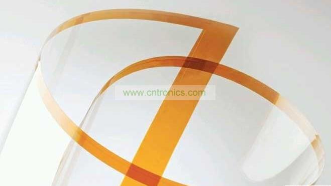 將Willow Glass卷成圓筒狀。