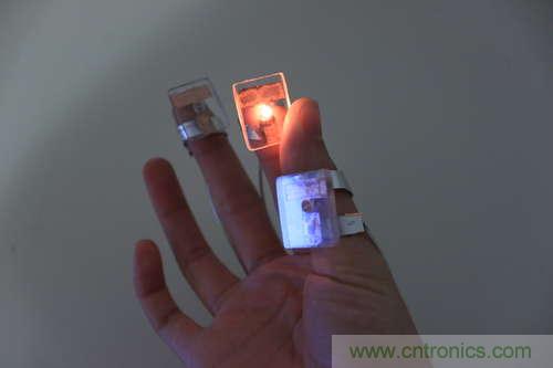 LED多點觸控手套DIY：把各部分焊接起來，測試