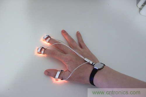 LED多點觸控手套DIY：把各部分焊接起來，測試