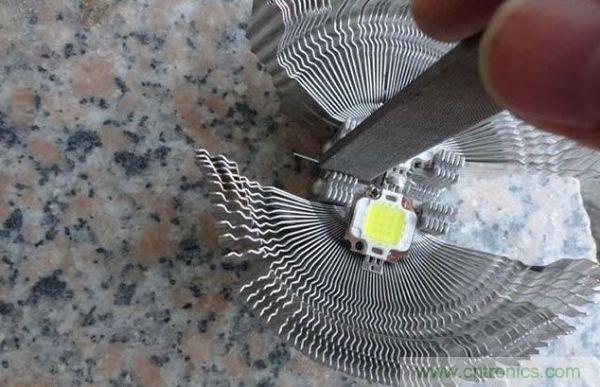 變廢為寶！風(fēng)扇散熱器變身山寨LED燈