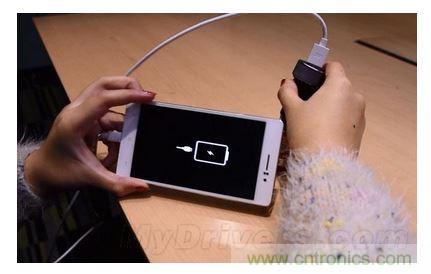 手機電池寒冷時為什么總充電？