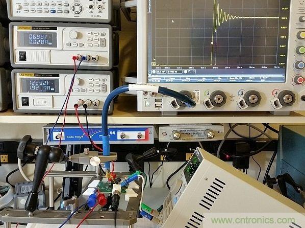 圖3：用于DC/DC轉換器的完整儀器設置展示。測試板輸入電壓調節(jié)至12V，柵極驅動調節(jié)器供電電壓為7V。右下方顯示了負載，Keysight 90000-X示波器、Teledyne Lecroy PP066傳輸線探頭和Huber Suhner Sucoflex 100電纜等也都可以在圖上看見。