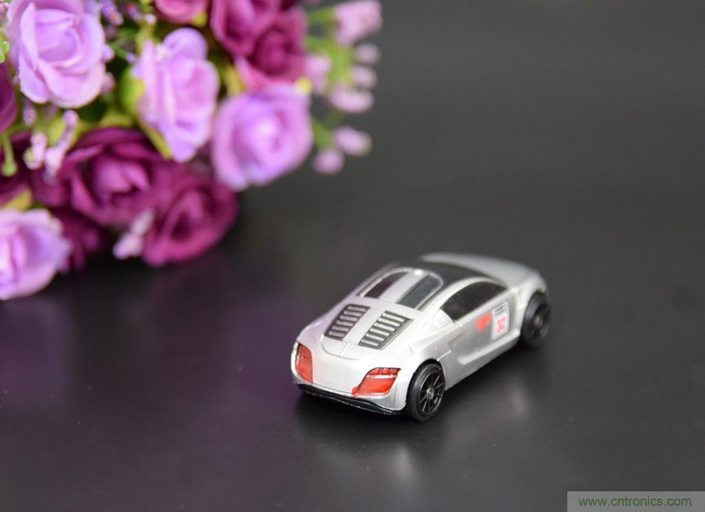 虛擬與現(xiàn)實(shí)相結(jié)合的飛車游戲，讓你體驗(yàn)速度與激情的碰撞！