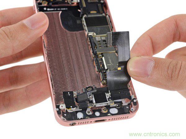 有什么地方?jīng)]有變？iPhone SE真機(jī)拆解