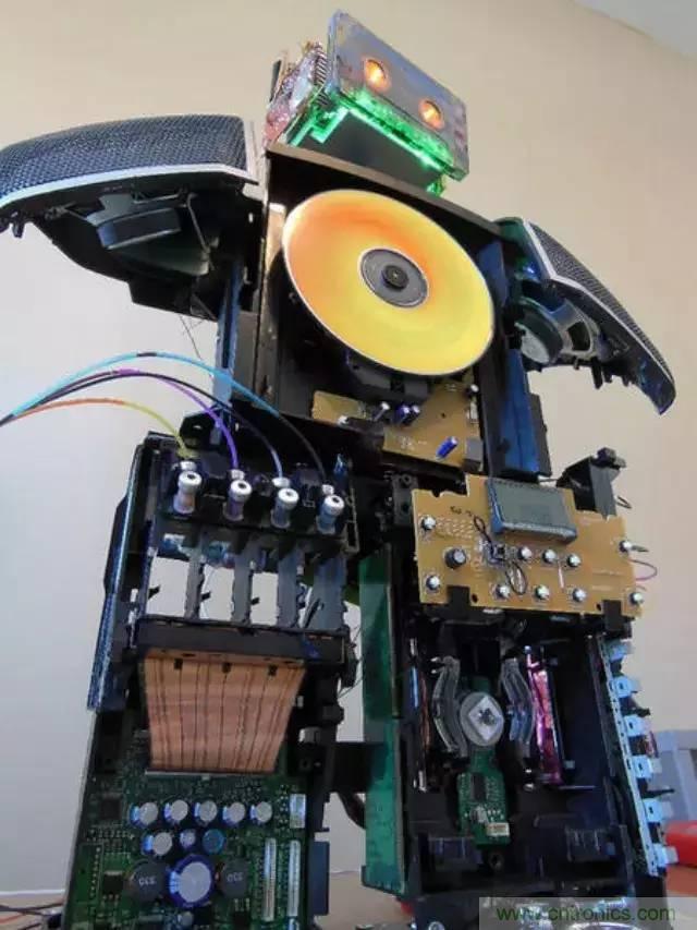 廢舊收音機如何變身成酷炫機器人？