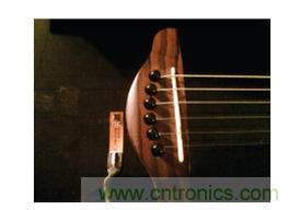  安裝到Fender Stratacoustic吉它上的加速度計(jì)。