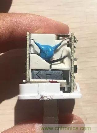 拆了個(gè)電容之后，我的iPhone也會(huì)自動(dòng)訂房了
