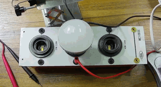 電燈泡內(nèi)通有交流電，為什么看不到燈泡在閃爍？