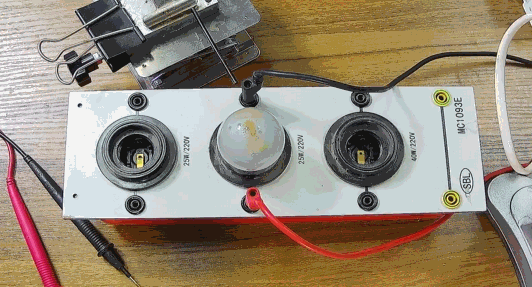 電燈泡內(nèi)通有交流電，為什么看不到燈泡在閃爍？
