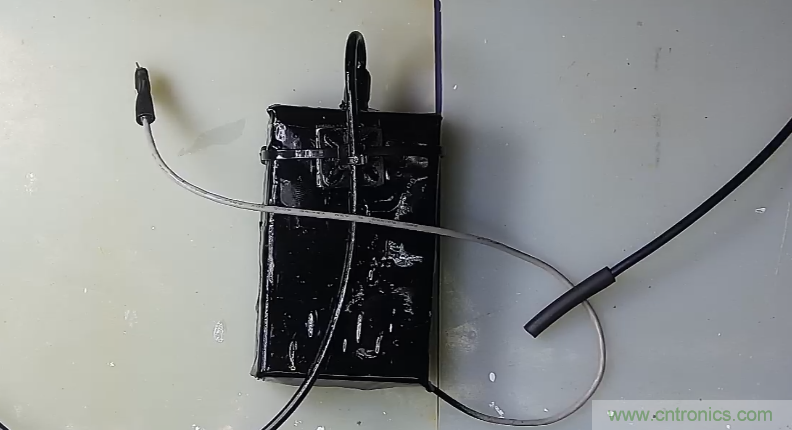 電燈泡內(nèi)通有交流電，為什么看不到燈泡在閃爍？