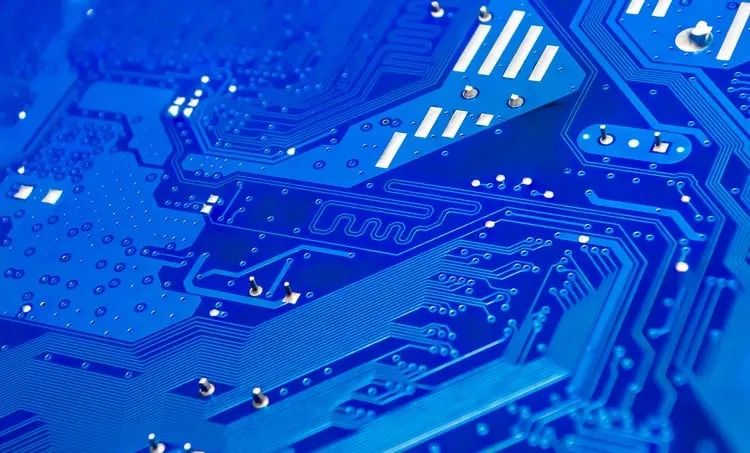 如何決定 PCB 中差分對的過孔阻抗？